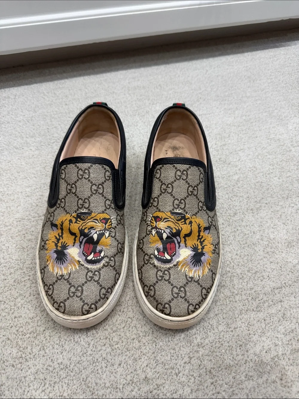 Gucci Beige/Black GG Supreme Tiger Slip-On Loafers